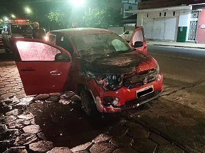 Carro pega fogo no centro de Corumbá