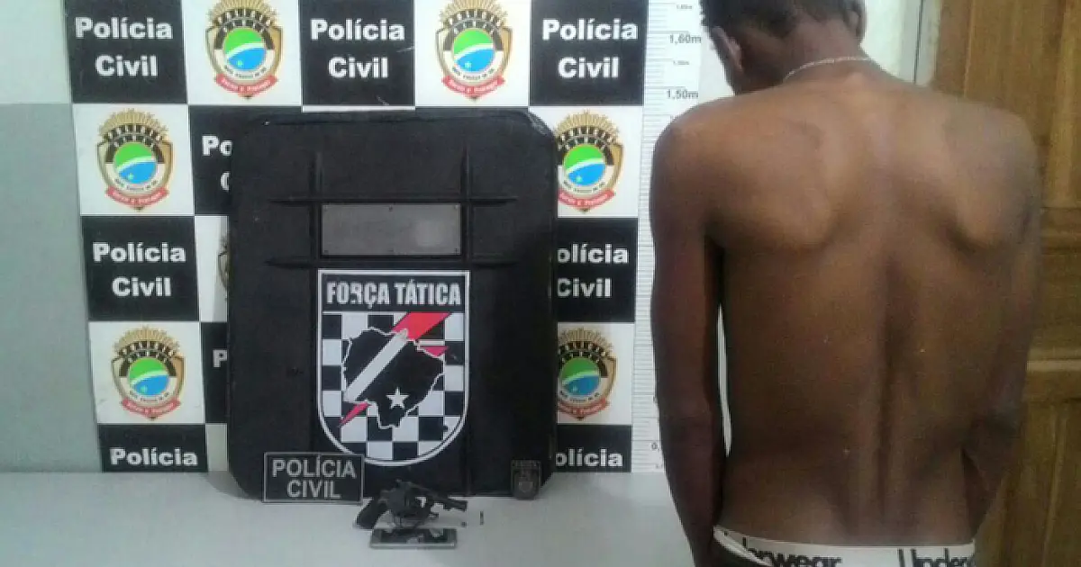 Polícia prende ladrão armado e recupera celular roubado