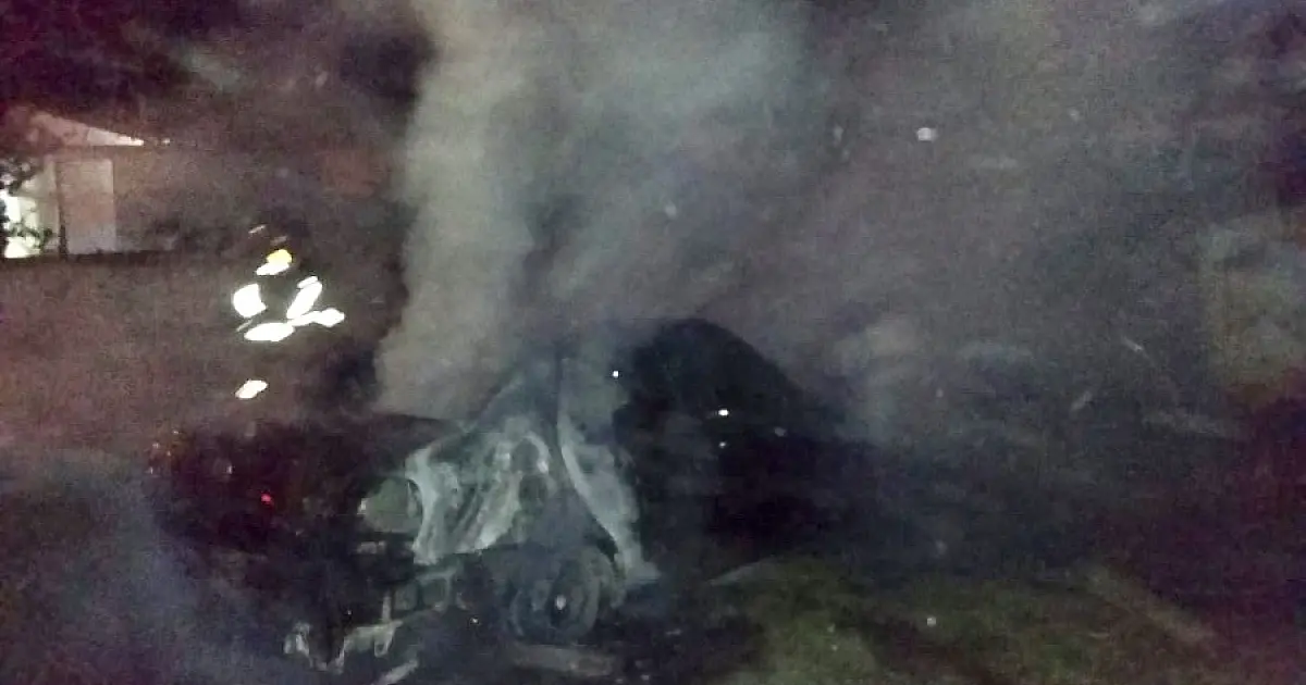 Carro de agente penitenciária é incendiado durante a madrugada