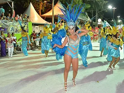 Mocidade faz desfile histórico e acende a luz verde para a vitória