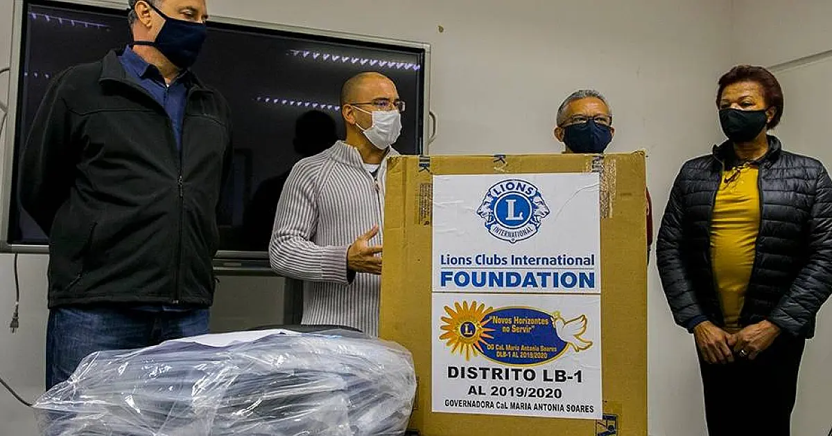 Lions Club Internacional doa protetores faciais para Corumbá