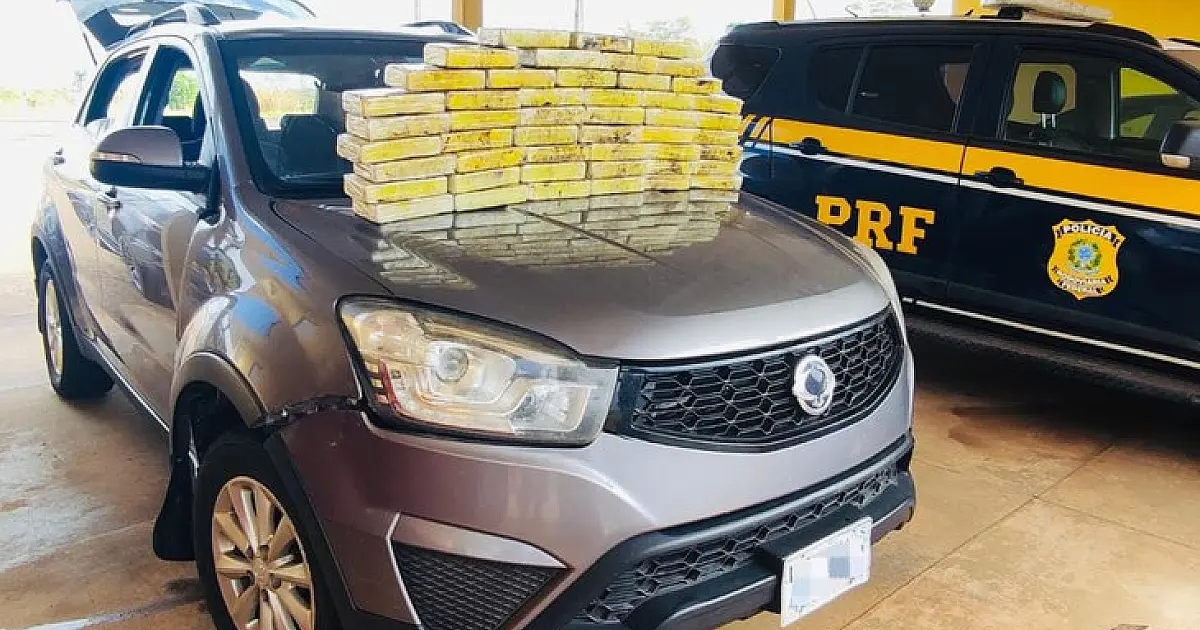 Boliviano é preso com 50 kg de cocaína escondidos no painel do carro