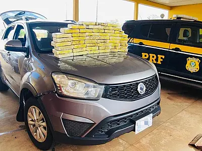 Boliviano é preso com 50 kg de cocaína escondidos no painel do carro