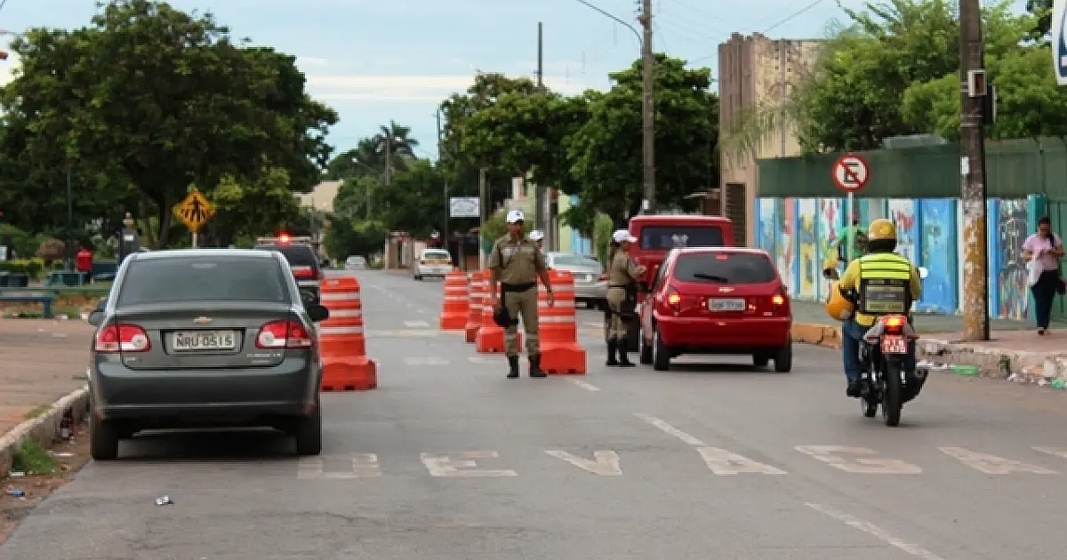 Ladário realiza campanha para orientar motoristas em frente as escolas
