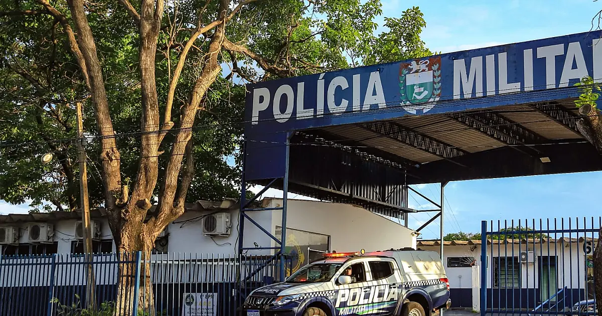 Homem é preso após agredir companheira e tentar se esconder em bar