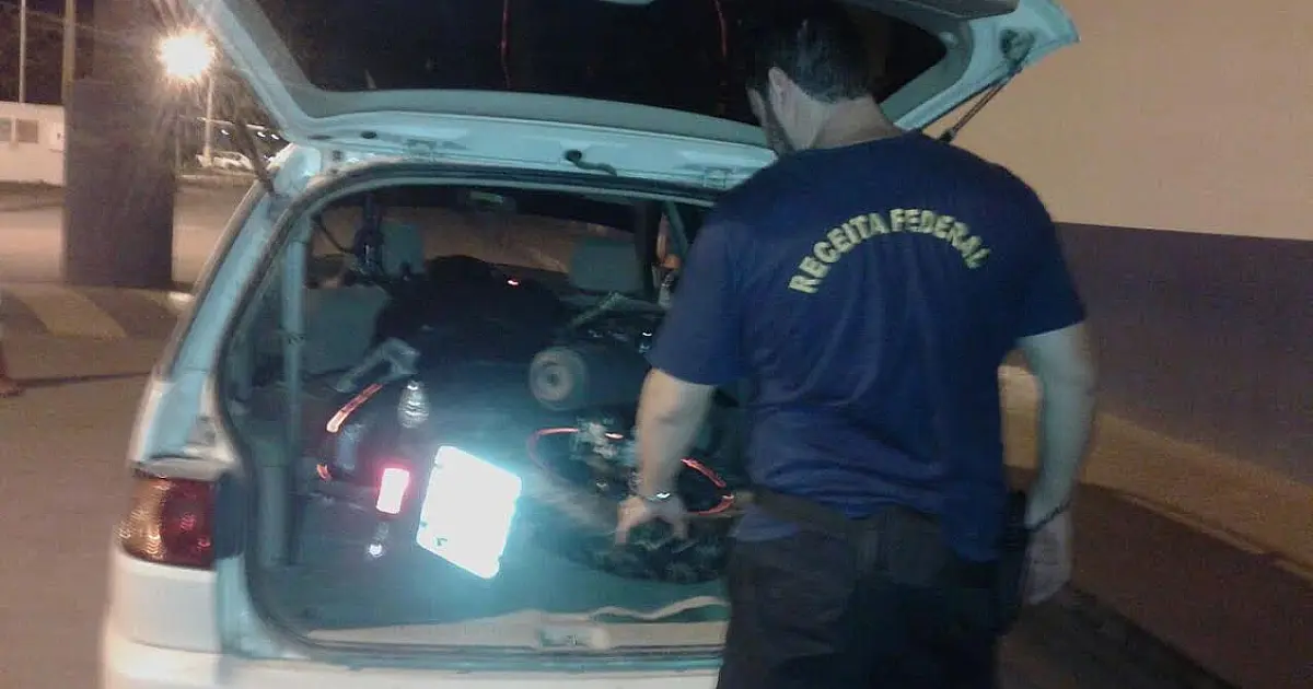 Dupla é flagrada na fronteira atravessando moto furtada na mala do carro