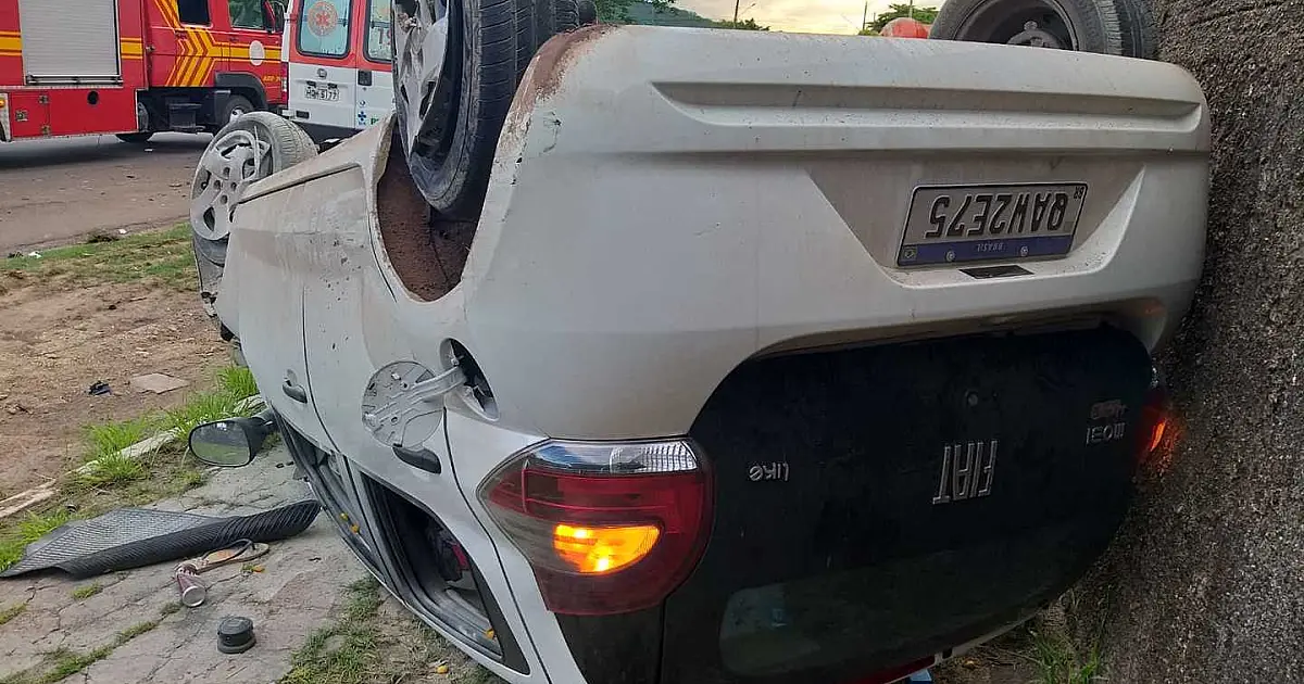 Carro capota no bairro Aeroporto e deixa casal ferido