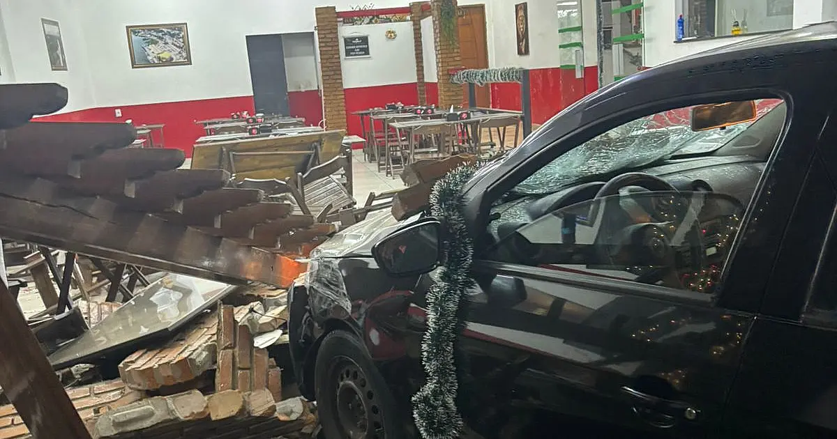 Carro invade restaurante após colisão e motorista é detido em Corumbá
