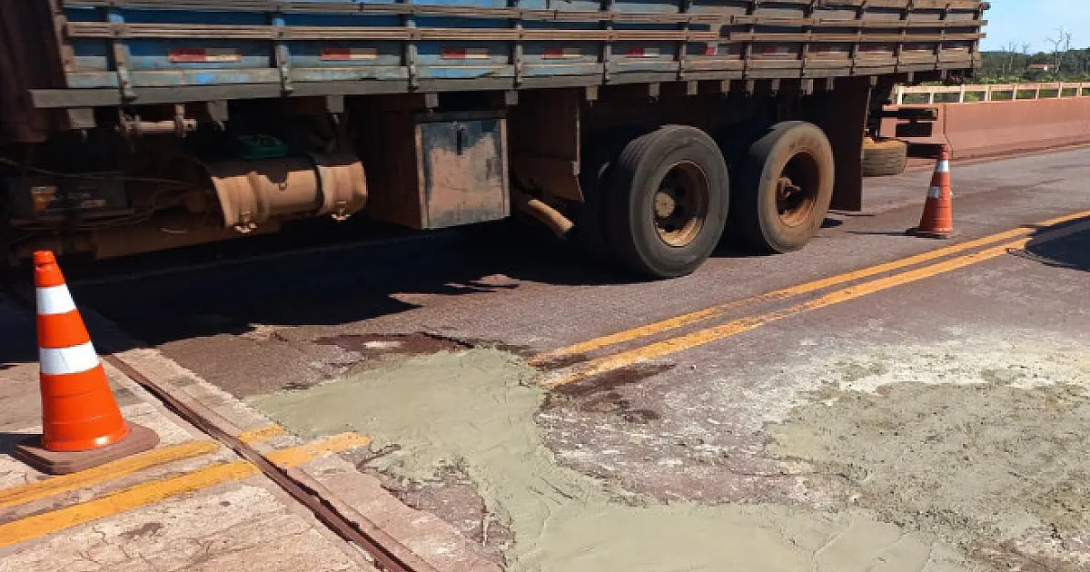 Ponte sobre o rio Paraguai passa por reparo emergencial após danos a carros