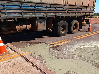 Ponte sobre o rio Paraguai passa por reparo emergencial após danos a carros