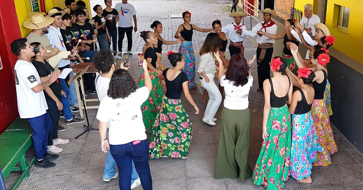 Deputada Camila Jara é recebida com roda de cururu no Moinho Cultural