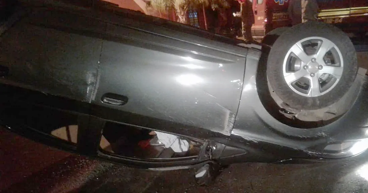 Homem capota carro na madrugada e recusa atendimento médico