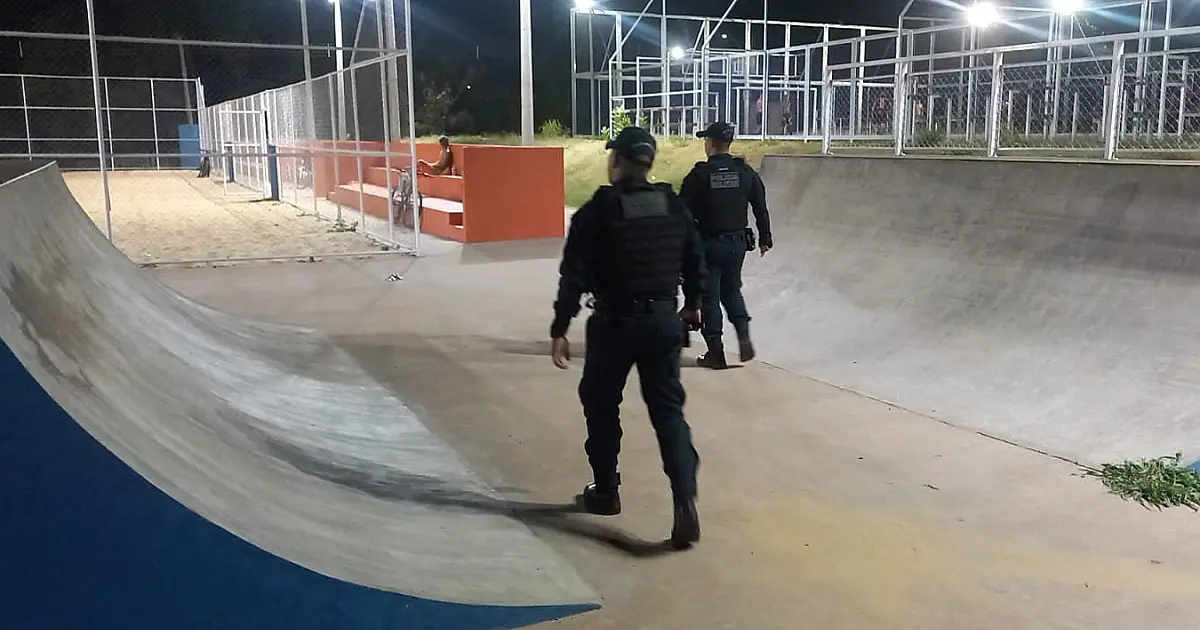 Indivíduo é conduzido por pichação em praça de Ladário