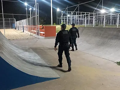 Indivíduo é conduzido por pichação em praça de Ladário