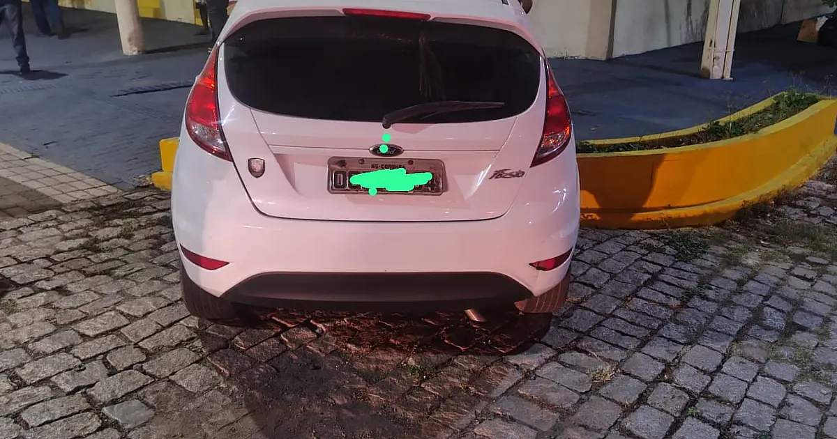 Carro colide com moto e invade canteiro da rua XV de Novembro