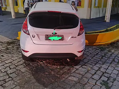 Carro colide com moto e invade canteiro da rua XV de Novembro