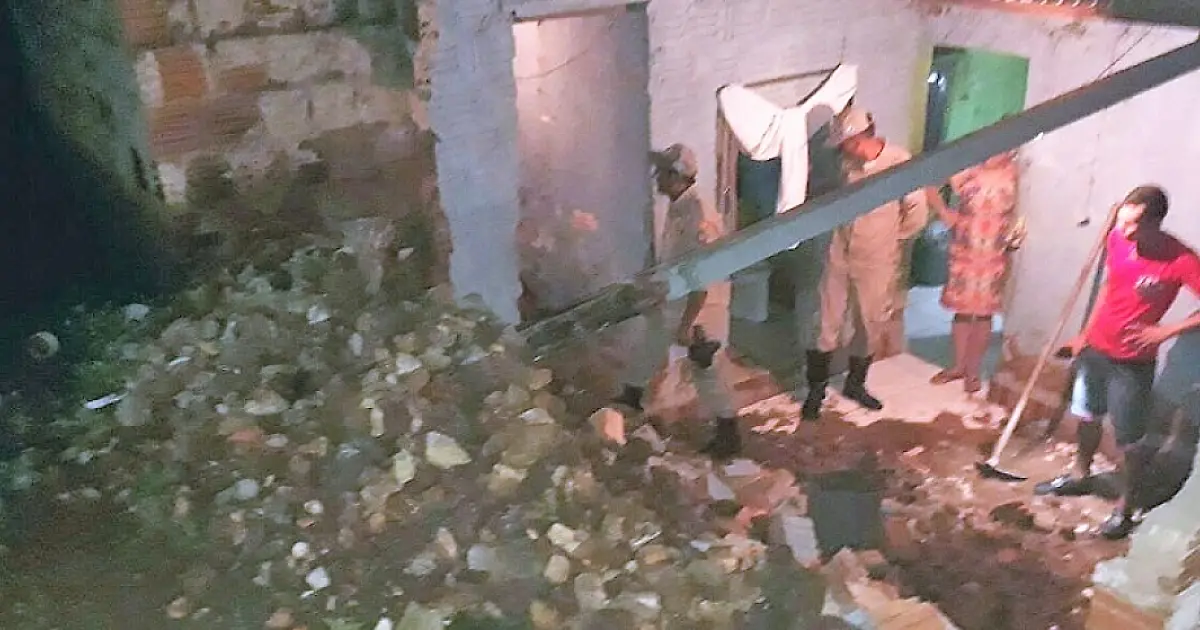 Casa fica destruída após deslizamento de terra no Cristo Redentor