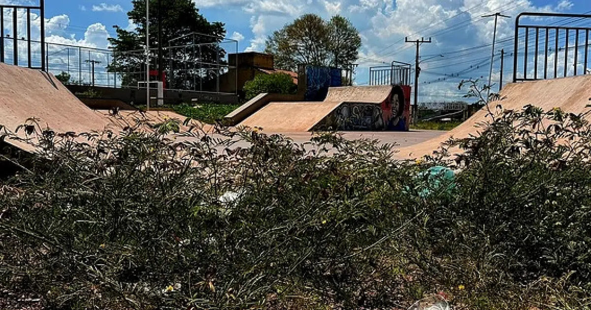 Kleyton cobra limpeza e manutenção de praça esportiva do Bairro Previsul