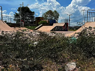 Kleyton cobra limpeza e manutenção de praça esportiva do Bairro Previsul