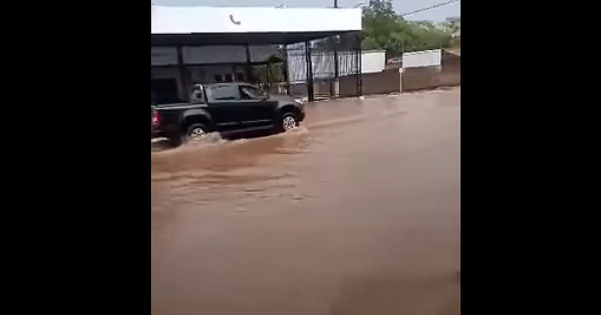 Chuva alaga ruas e deixa centro sem luz em Corumbá