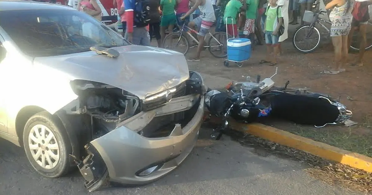 Colisão deixa motociclista com diversas escoriações e fratura no fêmur
