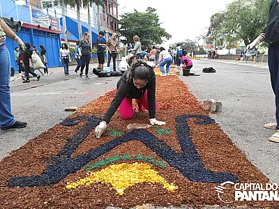 Corpus Christi une fé e tradição nas ruas de Corumbá com tapetes coloridos