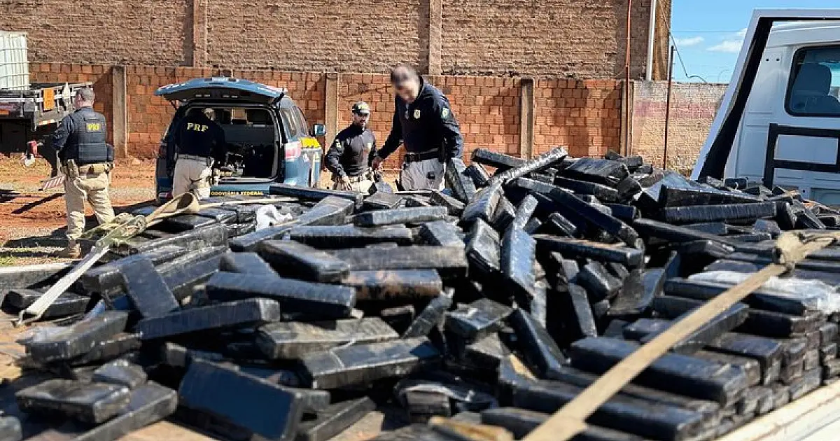 PRF encontra 1,3 tonelada de maconha e munições em caminhão abandonado