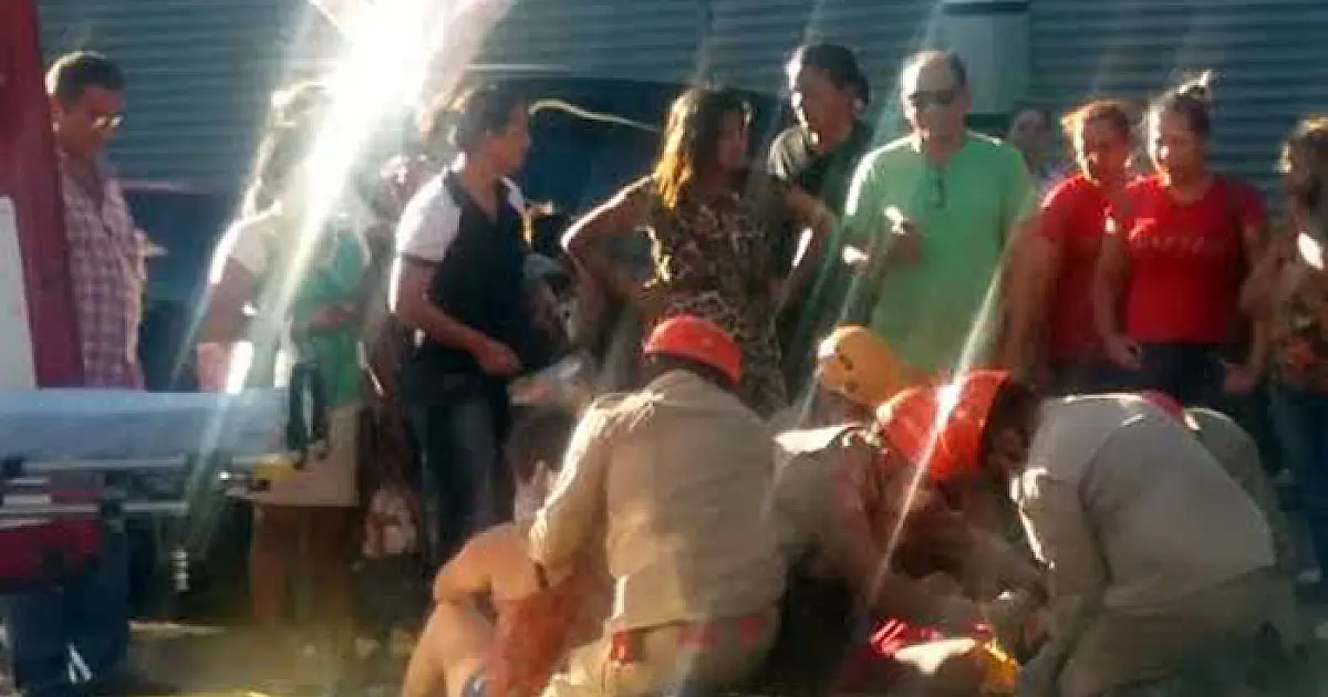 Carro realiza conversão irregular e atropela moto no centro