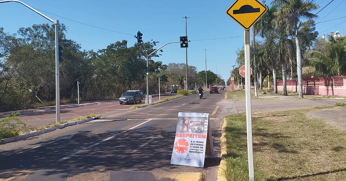 Conjunto de semáforos começa a operar em frente ao quartel dos Bombeiros
