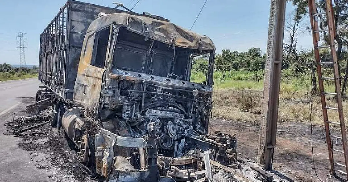 Caminhão bate na traseira de outro, pega fogo e chamas atingem poste