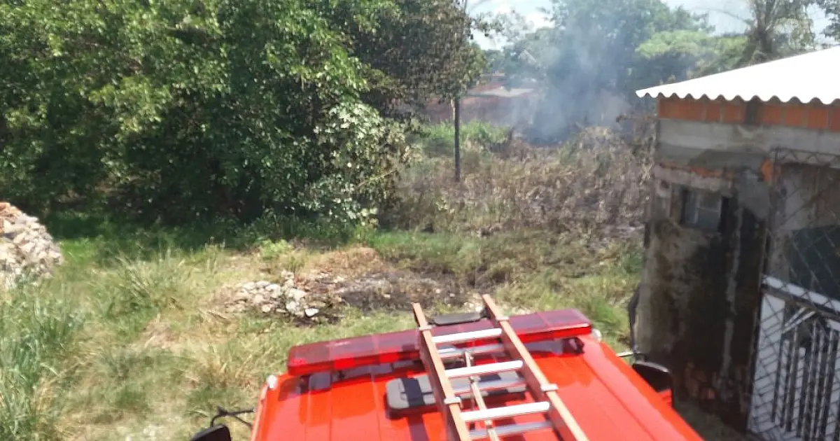 Incêndio em terreno baldio mobiliza Bombeiros por duas vezes em 24 horas