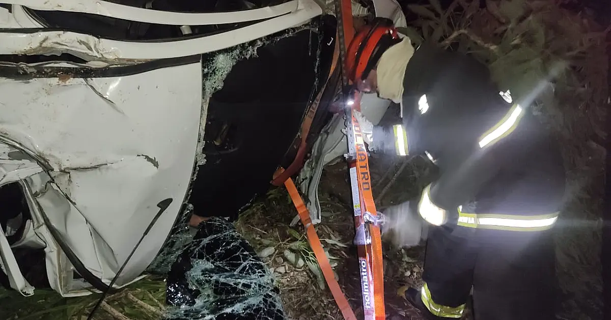 Casal morre e dois ficam feridos em capotagem na BR-262