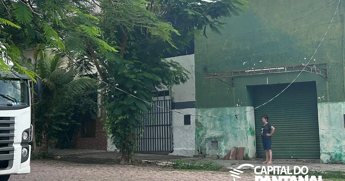 Caminhão arrebenta fiação no centro e moradores estão a quase 24 horas sem luz