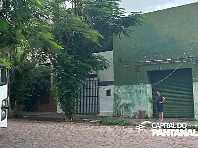 Caminhão arrebenta fiação no centro e moradores estão a quase 24 horas sem luz