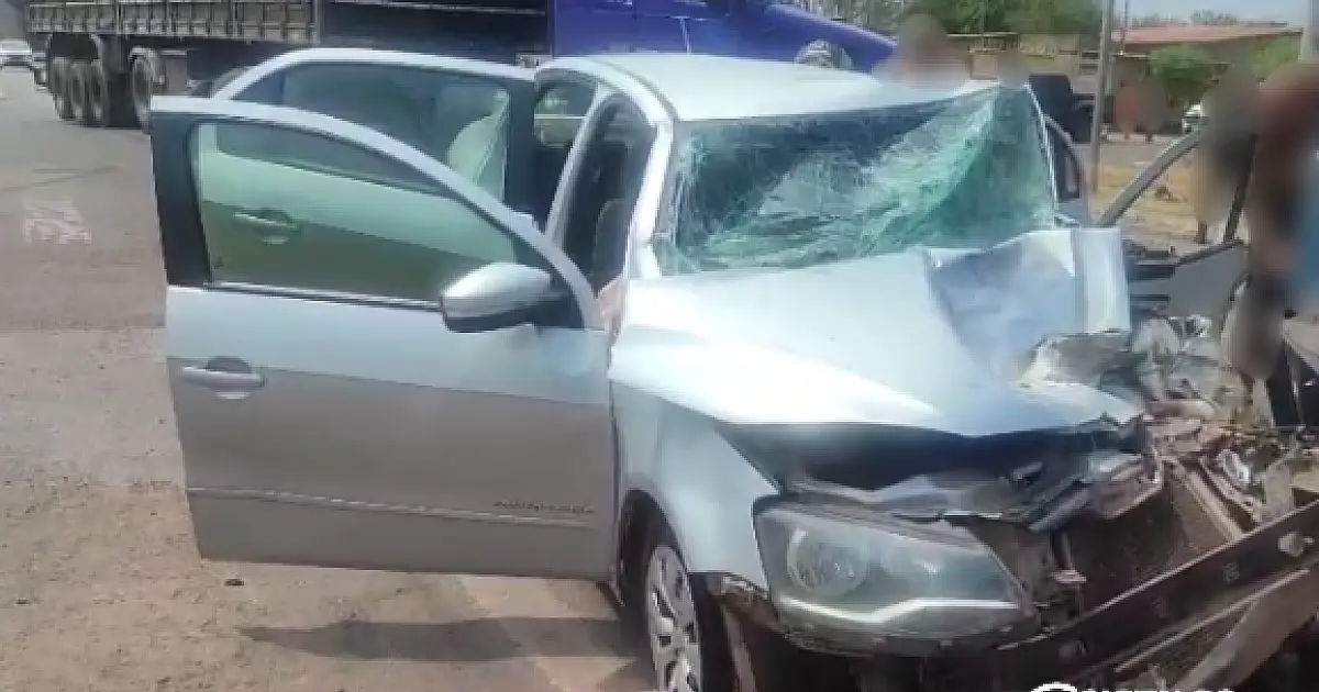 Mulher fica ferida em colisão entre carro e carreta no Jardim dos Estados