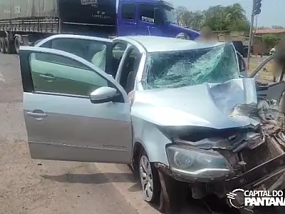Mulher fica ferida em colisão entre carro e carreta no Jardim dos Estados