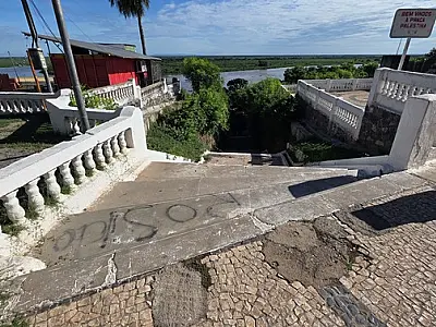 Bira cobra limpeza urgente e iluminação na Escadinha da XV