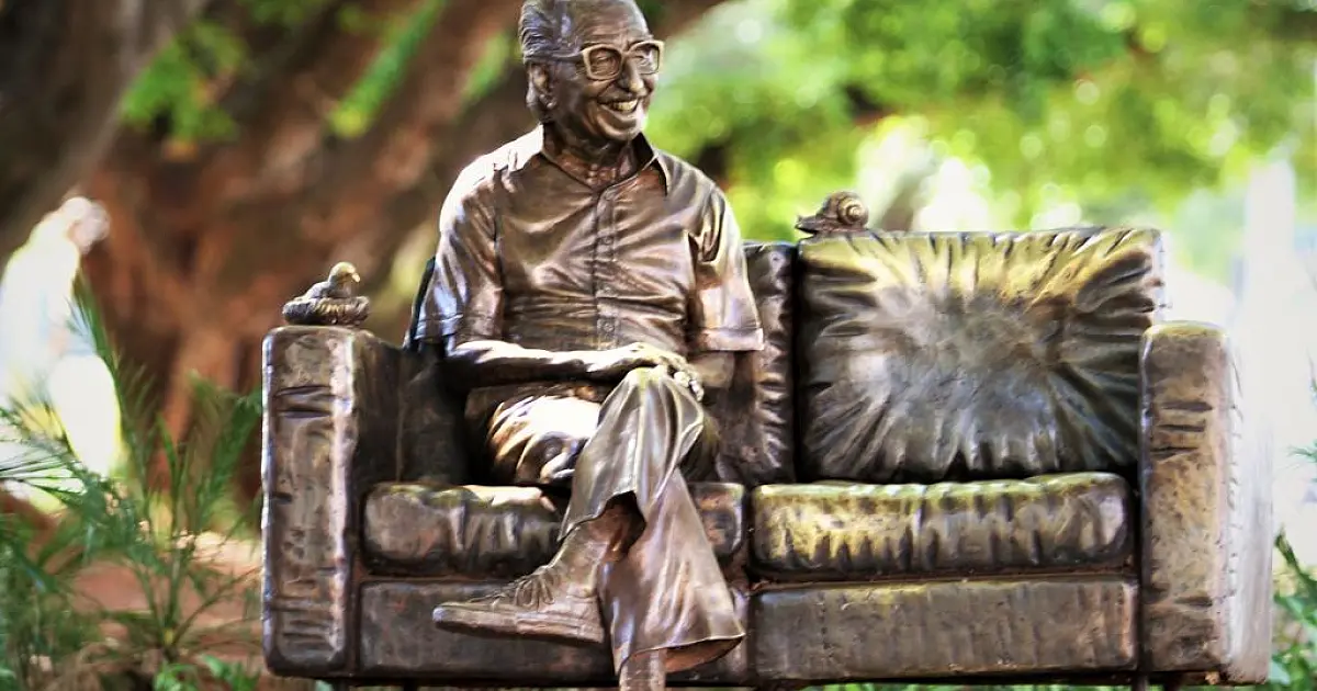 Escultura de Manoel de Barros já conta com câmera de segurança e aguarda revitalização