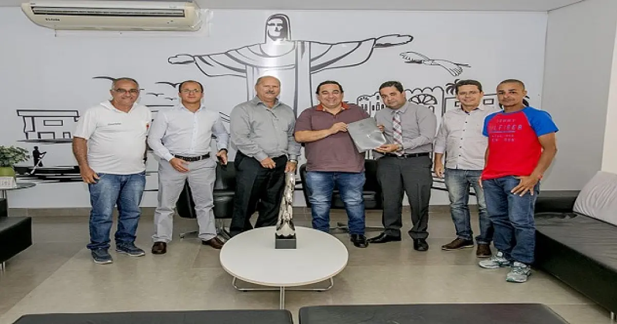 Com presidente do Sicred, prefeito projeta parcerias com cooperativa