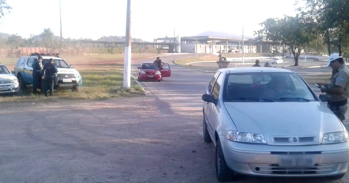 Ação conjunta entre PM e Agetrat notifica 11 veículos irregulares em Corumbá
