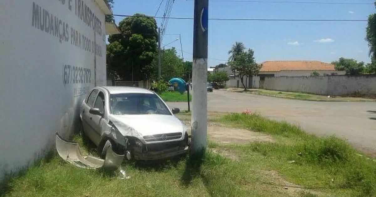 Motorista perde controle de veículo, colide em muro e fica sem ferimentos
