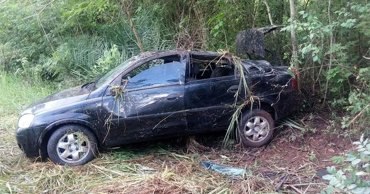 Três ficam feridos em capotamento na BR 262