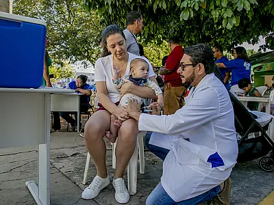 Secretaria de Saúde intensifica ações de vacinação em escola e feira de Corumbá