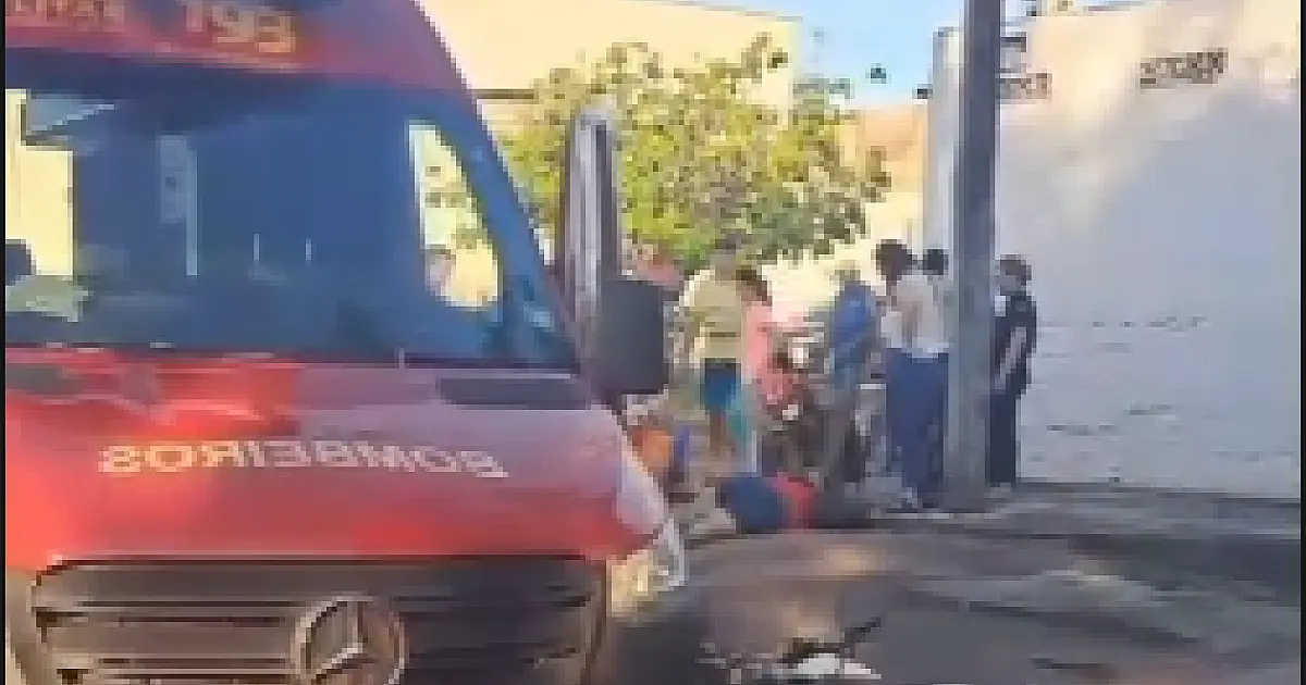Colisão entre carro e moto deixa jovem ferida em Corumbá