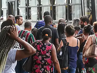 Número dos que procuram emprego há mais de 2 anos cai 17,8%, diz IBGE