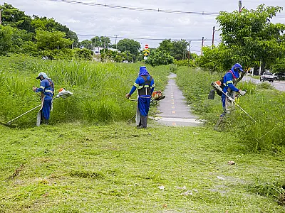 Corumbá segue com cronograma de roçada e limpeza em diversos bairros