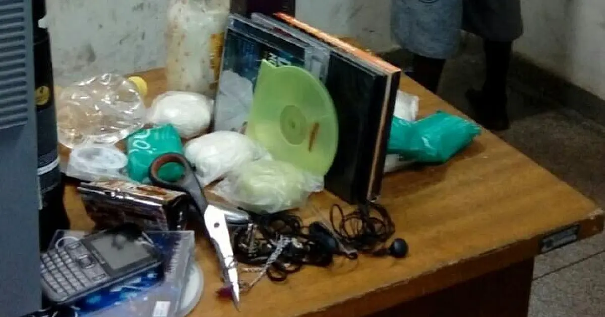 Morador encontra telhado da casa quebrado e cômodos revirados