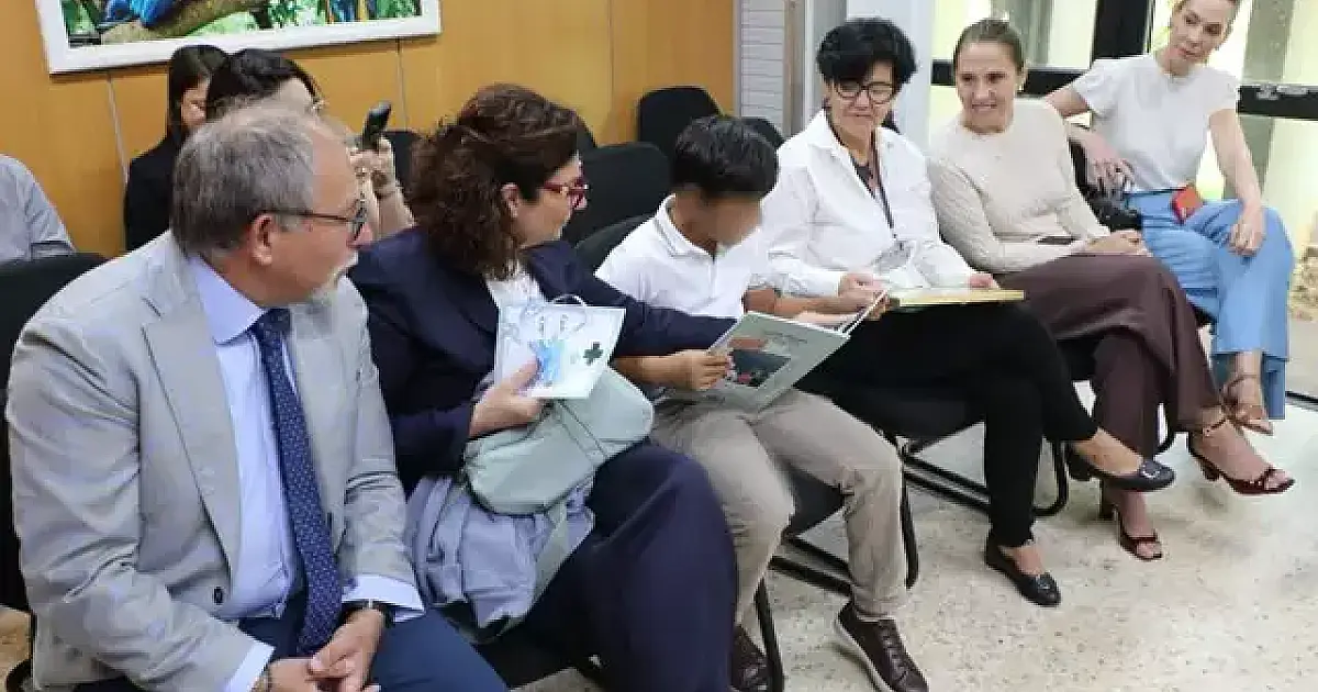 Criança do interior de MS embarca para Itália após adoção