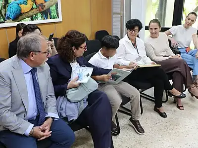 Criança do interior de MS embarca para Itália após adoção