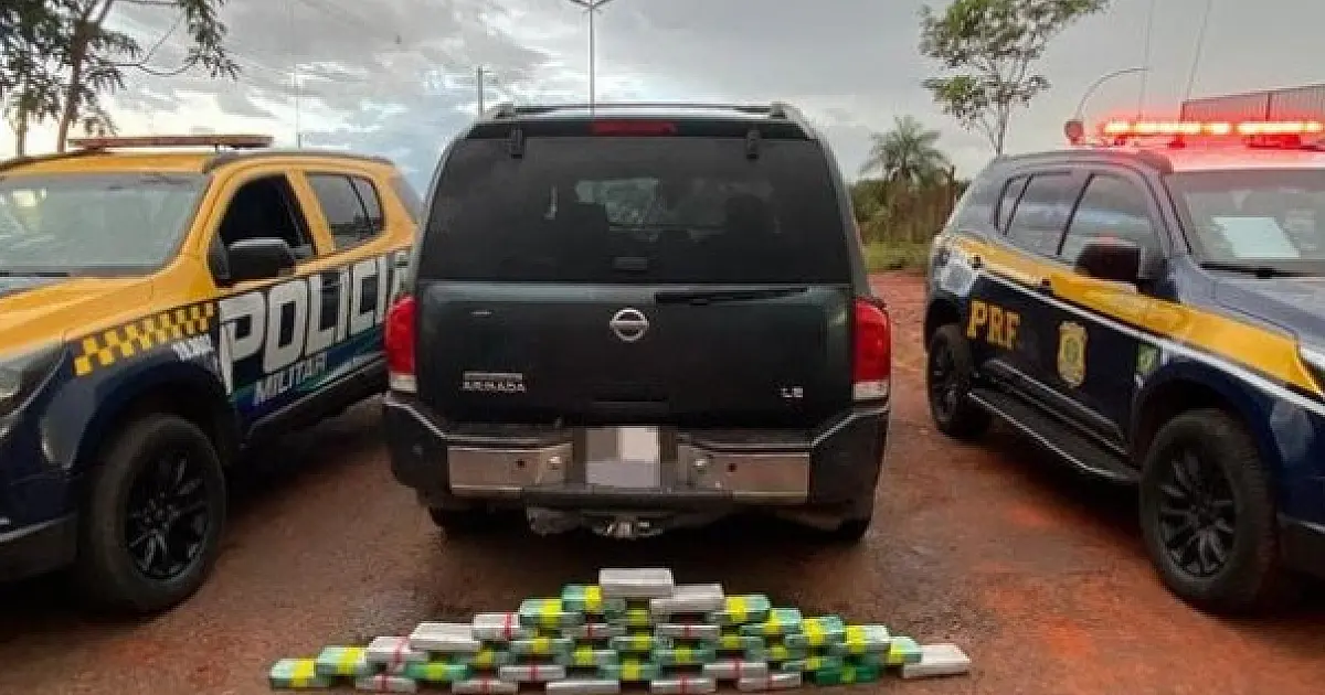 Quatro bolivianos são presos com 38,4 kg de cocaína em carro guinchado